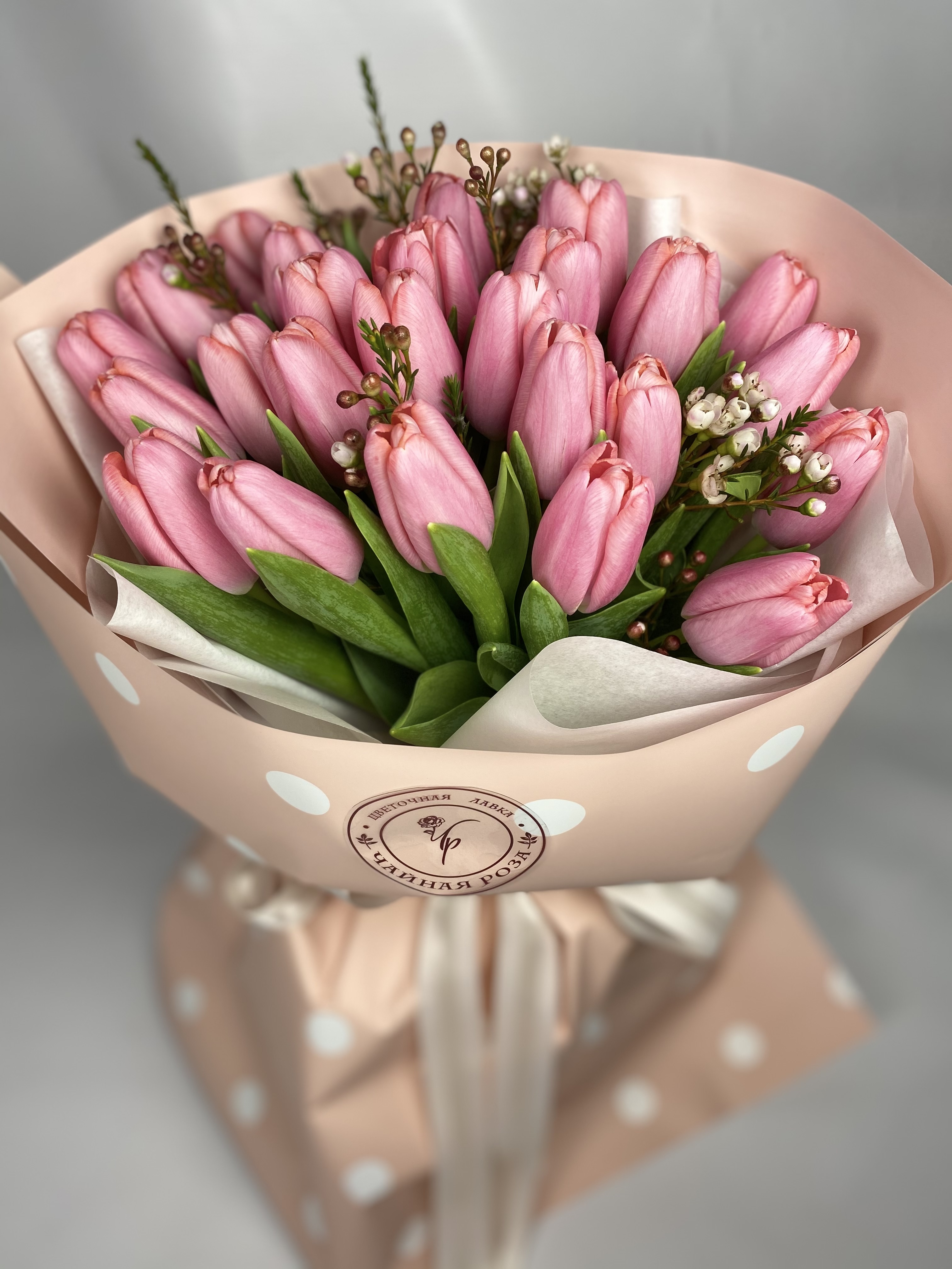 Купить Букет тюльпанов с хамелациумом арт:1001 с доставкой в Киеве ?  Доставка 24/7 | Чайная роза