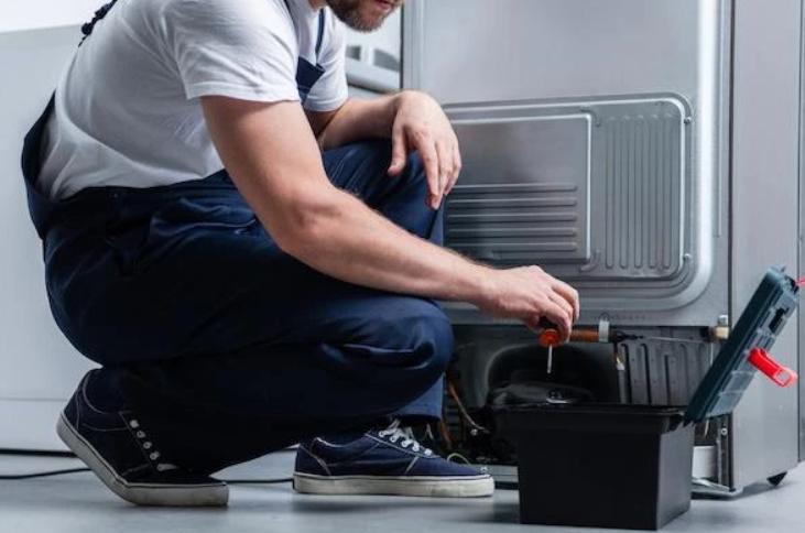 Компресор холодильника нагрівається, але не працює