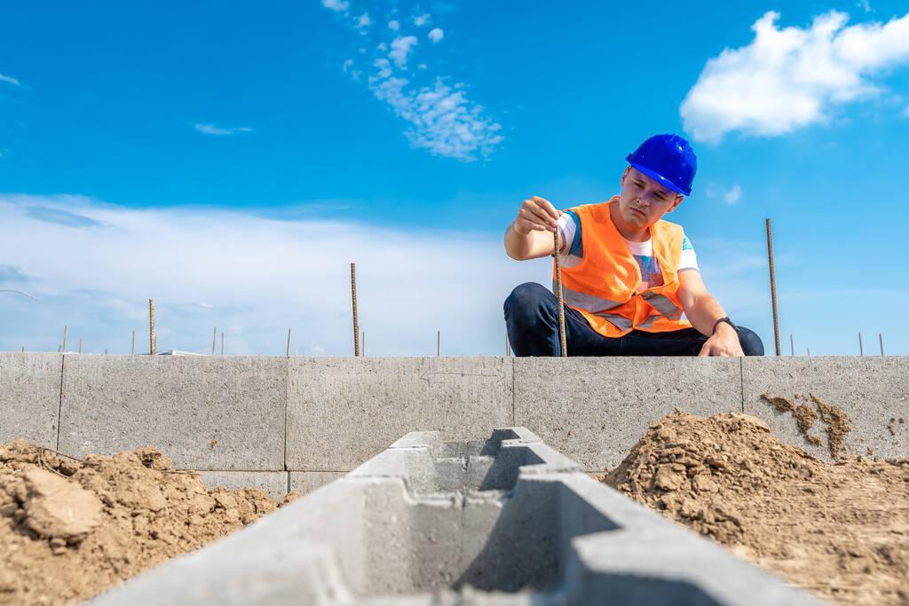 craftsman on the construction of the foundation of the building - Фото, зображення