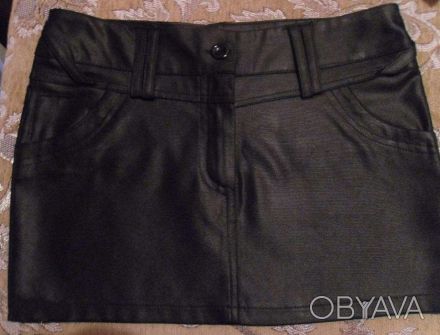 Черная мини юбка, ткань под кожу, размер 36, спереди ширинка. Длина - 29 см.. . фото 1