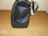 Элегантная новая фирменная женская сумка из кожзаменителя, широкая, цвет – черны. . фото 3