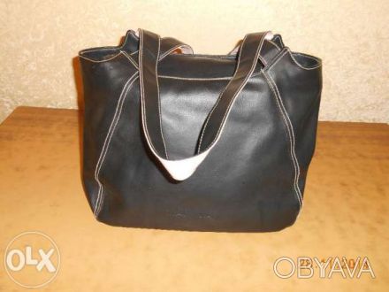 Элегантная новая фирменная женская сумка из кожзаменителя, широкая, цвет – черны. . фото 1