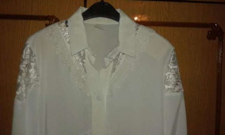 Блузка шелковая белая ,с кружевными вставками .
Больше фото в смс , на сайт не . . фото 2