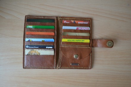 Кошелек имеет 10 отделений для банковских карточек, кармашек для мелочи а также . . фото 4