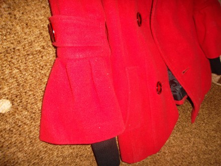 РАЗМЕР 42. пальто демисезонное с капюшоном красного цвета под поясок. + вязанная. . фото 5