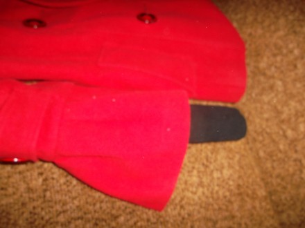 РАЗМЕР 42. пальто демисезонное с капюшоном красного цвета под поясок. + вязанная. . фото 4