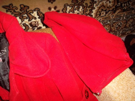 РАЗМЕР 42. пальто демисезонное с капюшоном красного цвета под поясок. + вязанная. . фото 8