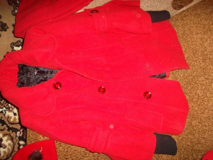 РАЗМЕР 42. пальто демисезонное с капюшоном красного цвета под поясок. + вязанная. . фото 3