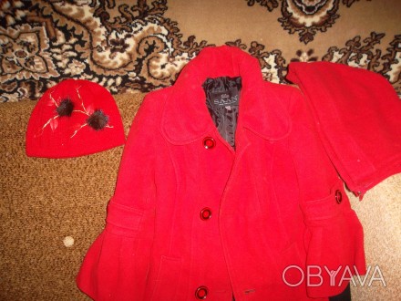 РАЗМЕР 42. пальто демисезонное с капюшоном красного цвета под поясок. + вязанная. . фото 1