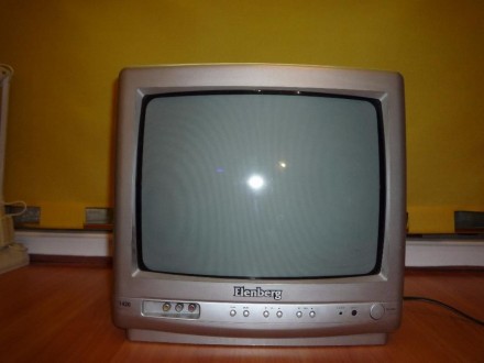 Маленький 14" телевизор, рабочий в ремонт не попадал мало использовался находитс. . фото 2