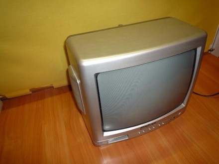 Маленький 14" телевизор, рабочий в ремонт не попадал мало использовался находитс. . фото 3