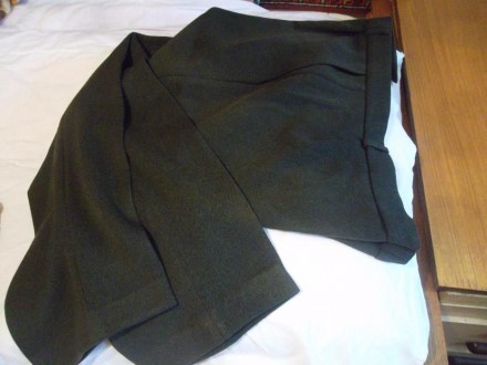 брюки темно-темно серого цвета, тепленькие. пояс на крючке-застежке и молнии, на. . фото 2