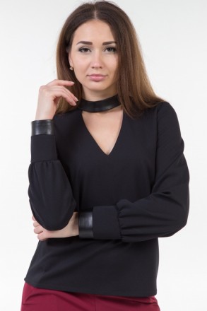 Необычная осенняя женская блуза черного цвета с кожаной вставкой-чокером от укра. . фото 2