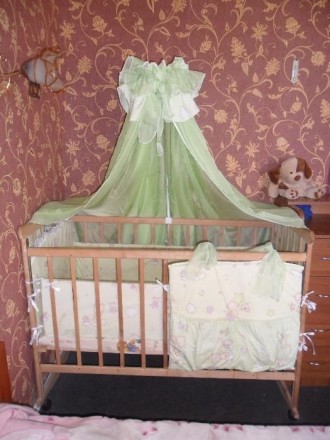 Срочно продам детскую кроватку (не крашеная,на колесиках,колесики сьемные)вместе. . фото 2
