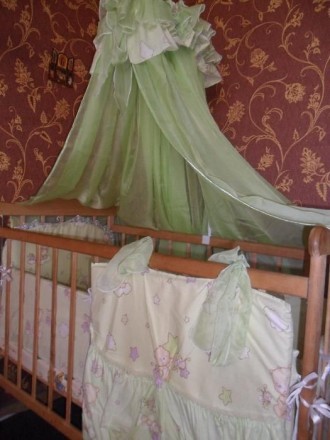 Срочно продам детскую кроватку (не крашеная,на колесиках,колесики сьемные)вместе. . фото 3