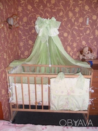 Срочно продам детскую кроватку (не крашеная,на колесиках,колесики сьемные)вместе. . фото 1