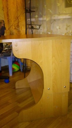 Продам письменный стол-парту для ребёнка дошкольного и младшего школьного возрас. . фото 3