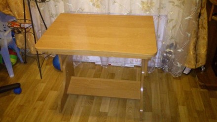 Продам письменный стол-парту для ребёнка дошкольного и младшего школьного возрас. . фото 2