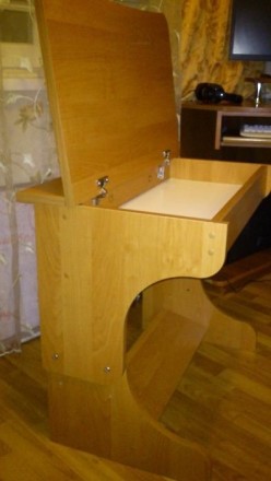 Продам письменный стол-парту для ребёнка дошкольного и младшего школьного возрас. . фото 5