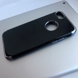 Чехол силиконовый черный с ободком сверху и с низу для iPhone прекрасно подчеркн. . фото 4