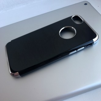 Чехол силиконовый черный с ободком сверху и с низу для iPhone прекрасно подчеркн. . фото 3
