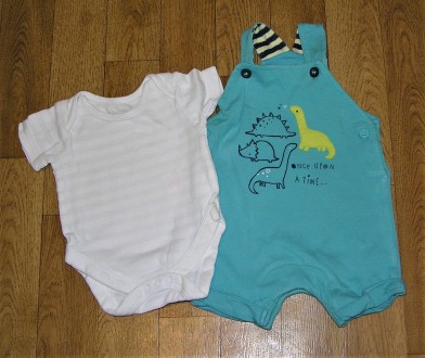 Комплект летнтей одежды для мальчика от 0-3 месяцев.
Фото 2: Комбинезончик Moth. . фото 3