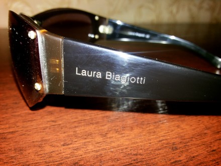 Очки солнцезащитные Laura biagiotti,унисекс,с жестким защитным футляром.в носке . . фото 5
