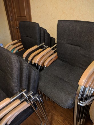 Продам офисные стулья на раме в идеальном состоянии, почти новые в использовании. . фото 2
