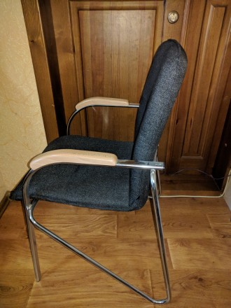 Продам офисные стулья на раме в идеальном состоянии, почти новые в использовании. . фото 3