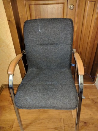 Продам офисные стулья на раме в идеальном состоянии, почти новые в использовании. . фото 4