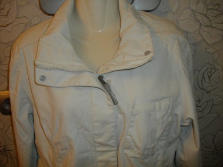 Ветровка -куртка ,белого цвета,на молнии,поверх планка на липучках, длина 70, п/. . фото 3
