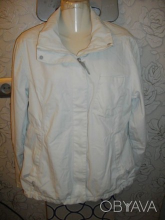 Ветровка -куртка ,белого цвета,на молнии,поверх планка на липучках, длина 70, п/. . фото 1