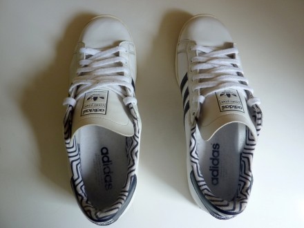 настоящий adidas (не подделка). белого цвета с темно-синей отделкой. верх натура. . фото 5