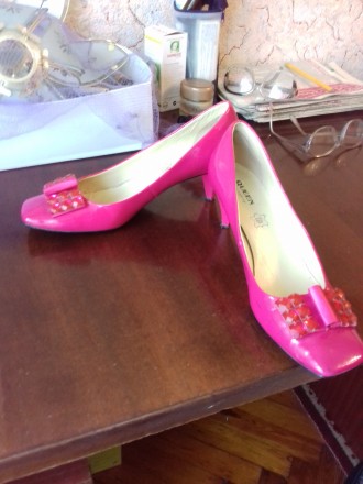 Розовые лаковые туфли размер 40. Стелька 26см, каблук 6см. К ним есть новые набо. . фото 3