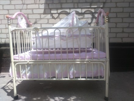 Кроватка для маленькой принцессы.Очень удобная и практичная.В комплекте есть люл. . фото 3