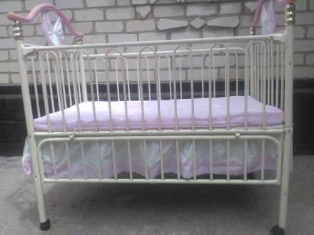 Кроватка для маленькой принцессы.Очень удобная и практичная.В комплекте есть люл. . фото 2