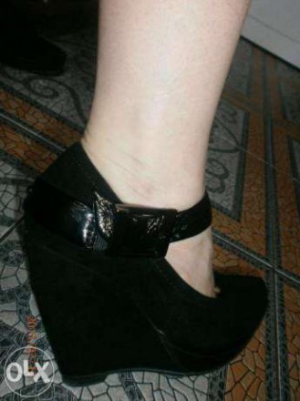 Туфли женские замшевые натуральные на танкетки с лаковым ремешком,новые ни разу . . фото 5