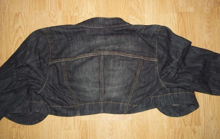продам джинсовую куртку женскую. дл.рукава-64-60 с подв. плечи-44,дл.-39,шир-49.. . фото 4
