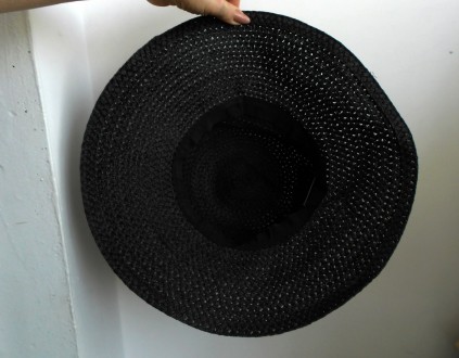 Женская плотная черная шляпа панама с широкими полями и декоративным бантом. Сос. . фото 3