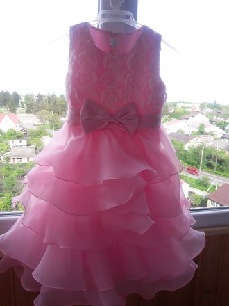 платье розовое атласное на девочку 5 - 7 лет. Длина - 75 см, объём в груди - 68 . . фото 4