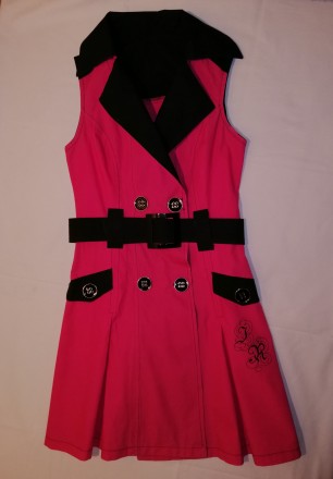 Ярко - розовое платье с чёрными вставками на пуговицах. Хорошо подчёркивает фигу. . фото 2