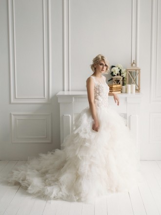 Пышное свадебное платье с бисерной вышивкой и объёмной юбкой
Кружево на сетке, ш. . фото 4
