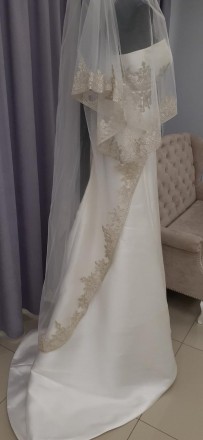 Свадебное платье с вышивкой на поясе и фатой
Плотный материал с атласным блеском. . фото 3