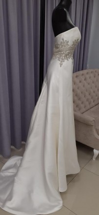 Свадебное платье с вышивкой на поясе и фатой
Плотный материал с атласным блеском. . фото 2