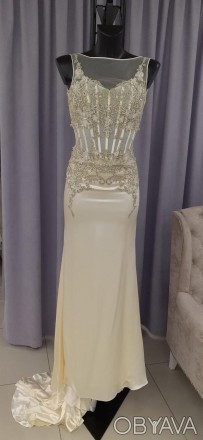 Классическое атласное свадебное платье с бисерной вышивкой на сетке
Облегающий с. . фото 1