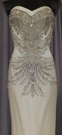 Атласное платье с орнаментом вышитым бисером и камнями со шлейфом
Ручная вышивка. . фото 3