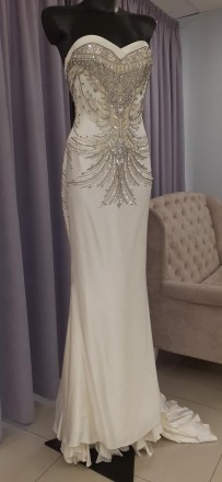 Атласное платье с орнаментом вышитым бисером и камнями со шлейфом
Ручная вышивка. . фото 2