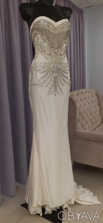 Атласное платье с орнаментом вышитым бисером и камнями со шлейфом
Ручная вышивка. . фото 1
