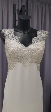 Свадебное классическое платье украшенное кружевом с бисерной вышивкой
Длинный ши. . фото 3