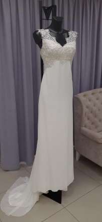Свадебное классическое платье украшенное кружевом с бисерной вышивкой
Длинный ши. . фото 2